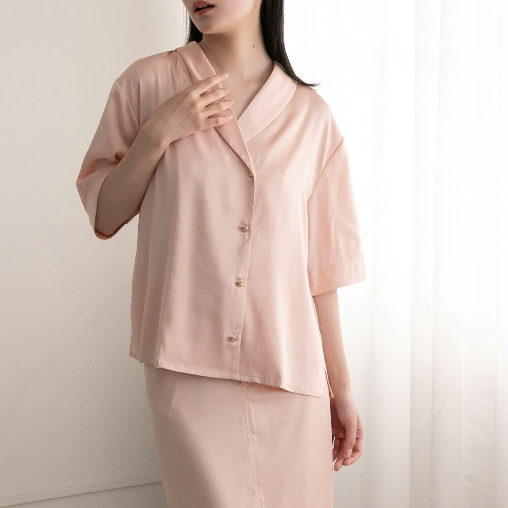 330026 ハートボタンサテンブラウス