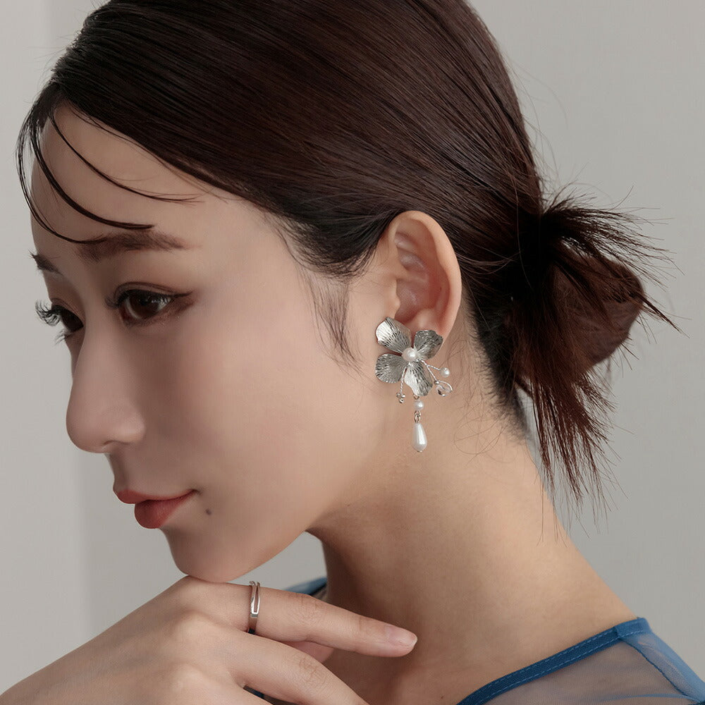 550084 メタルフラワーイヤリング