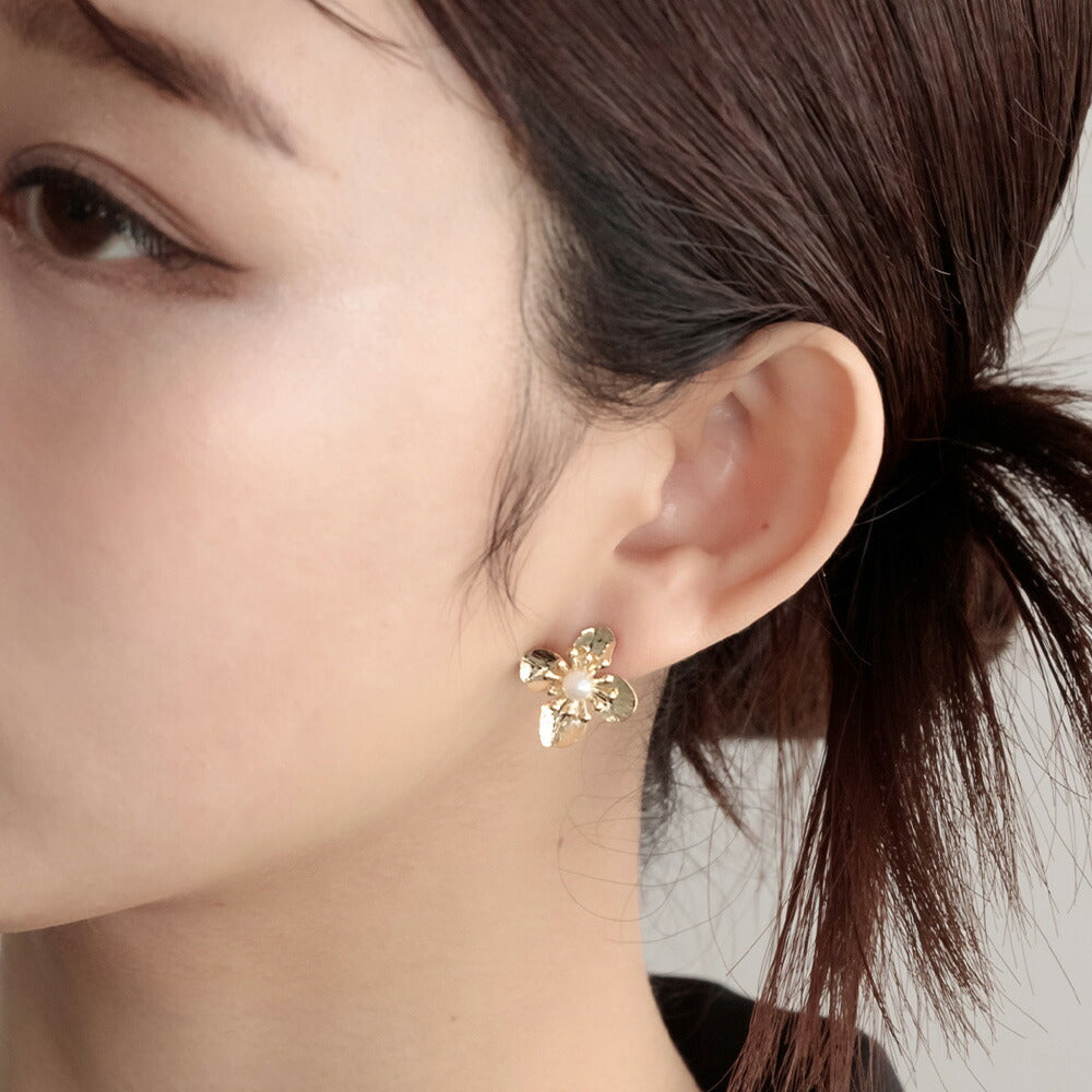 550110 メタルフラワープチピアス