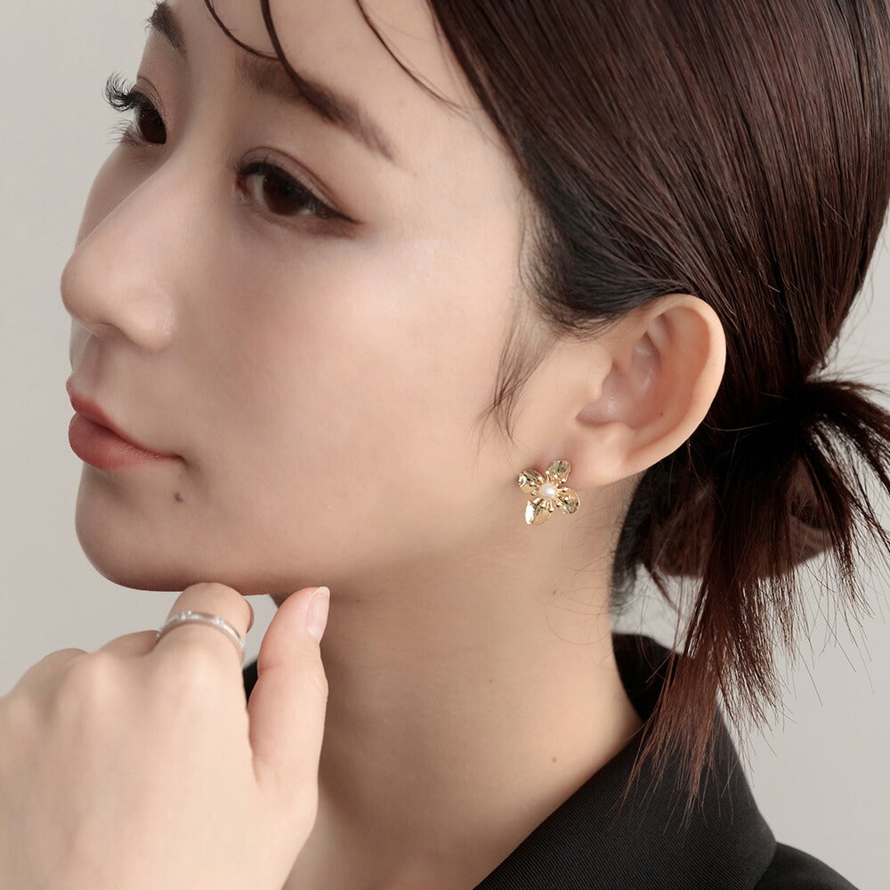 550110 メタルフラワープチピアス